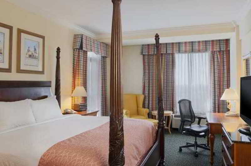 Doubletree By Hilton Historic Savannah Hotel Room photo